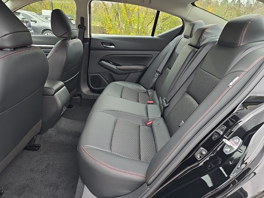 2025 Nissan Altima SR photo 9