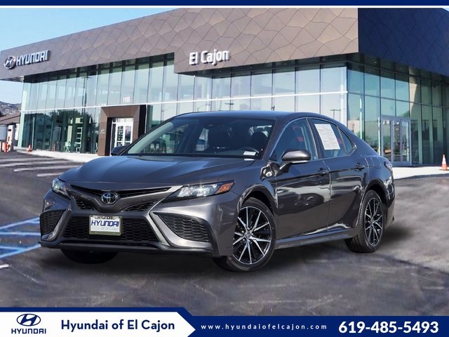 2024 Toyota Camry SE's photo