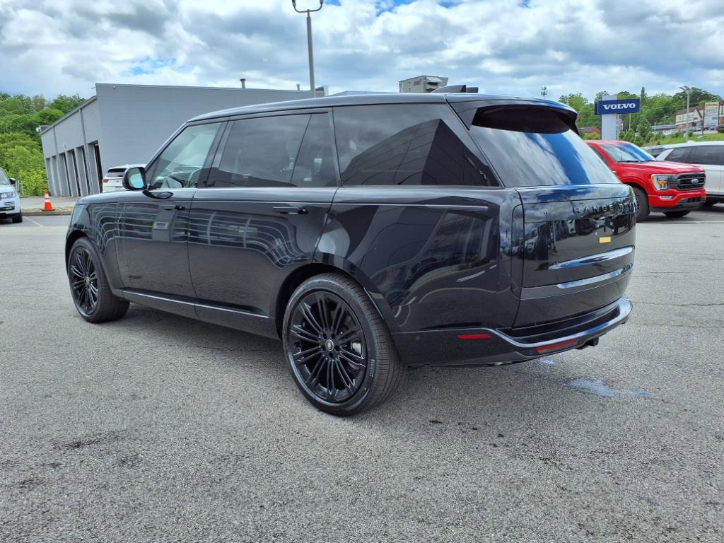 2025 Land Rover Range Rover SE photo 3
