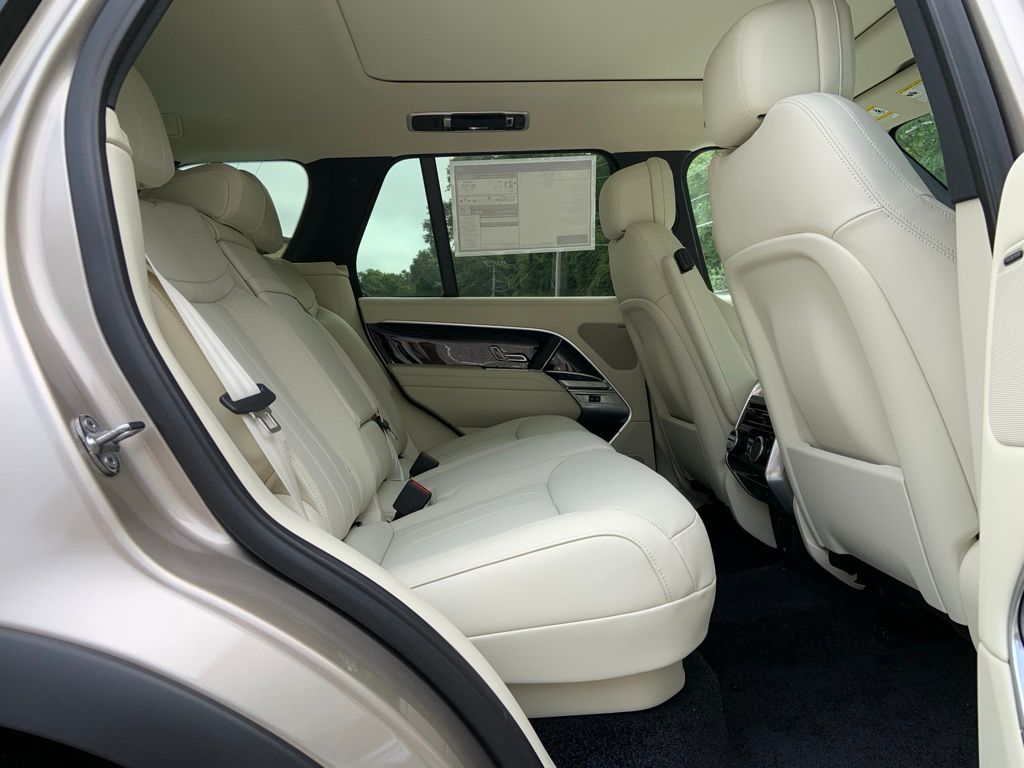 2025 Land Rover Range Rover SE photo 17