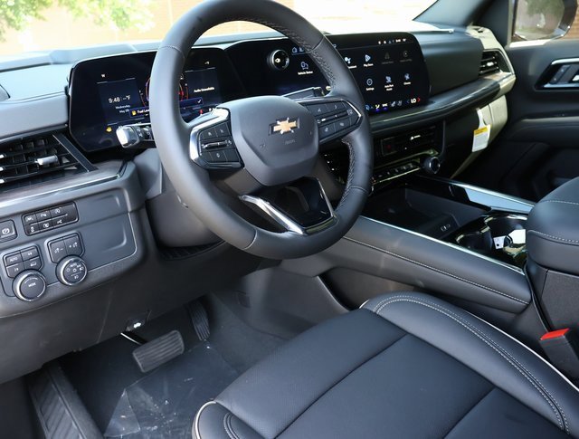 2025 Chevrolet Suburban Premier photo 2