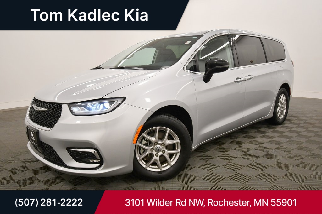 2024 Chrysler Pacifica Touring L's photo