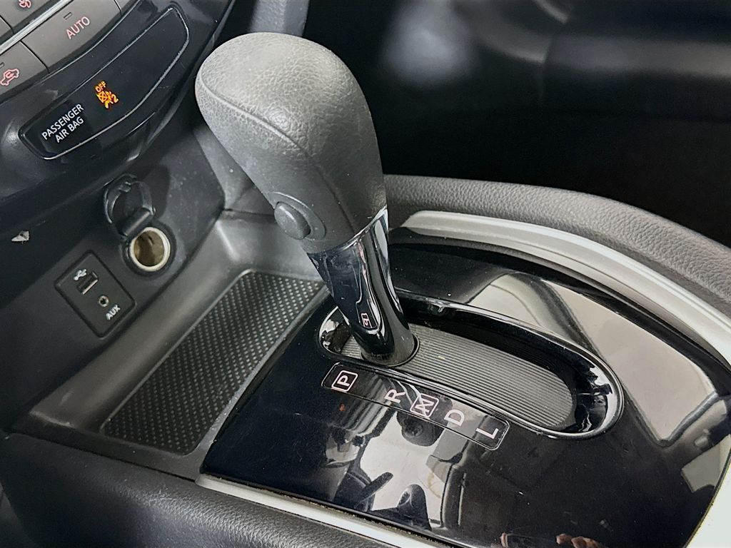 2015 Nissan Rogue SV photo 19
