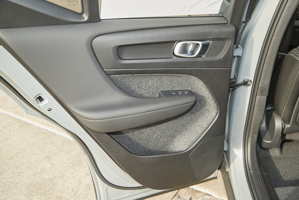 2025 VOLVO XC40 - Image 15