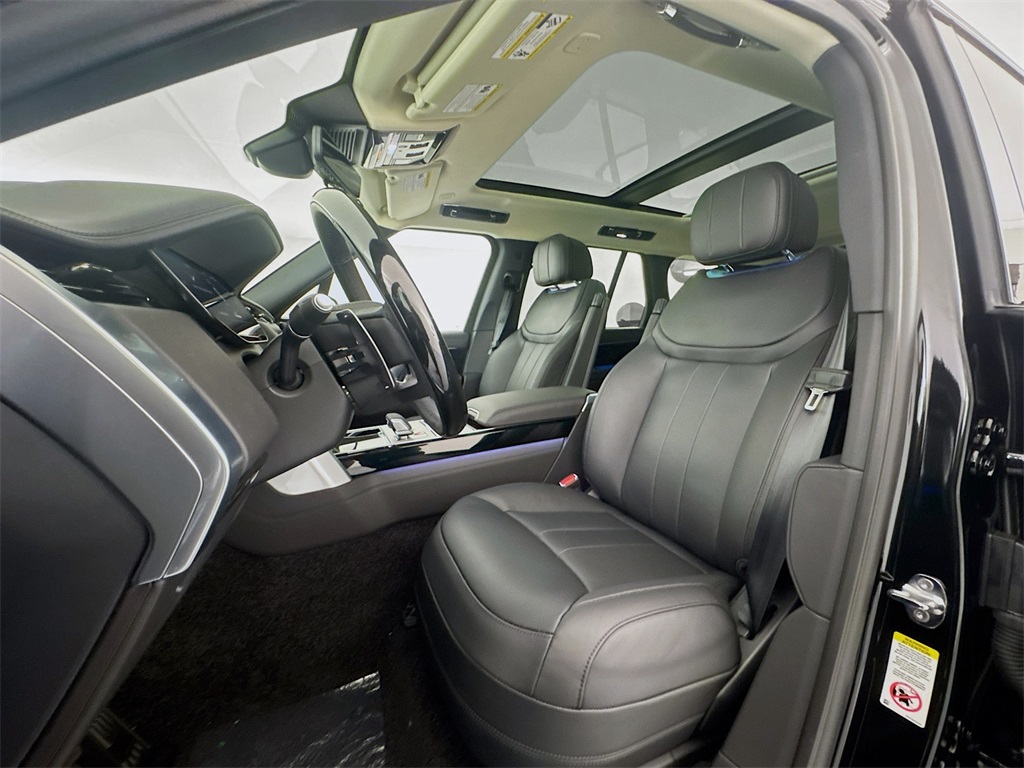 2025 Land Rover Range Rover SE photo 15