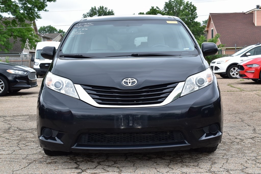 2016 Toyota Sienna L photo 2