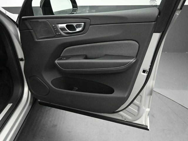 2022 VOLVO XC60 - Image 34