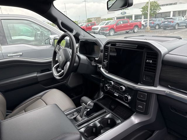 2025 Ford F-150 Lariat photo 13
