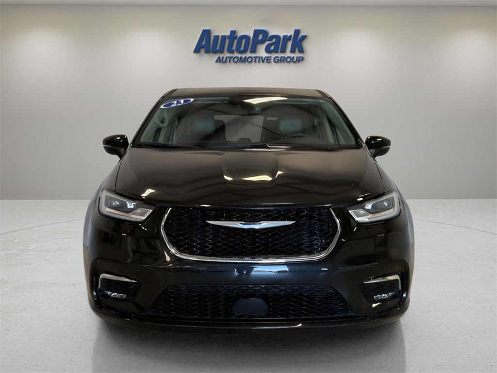 2023 Chrysler Pacifica Touring L photo 2