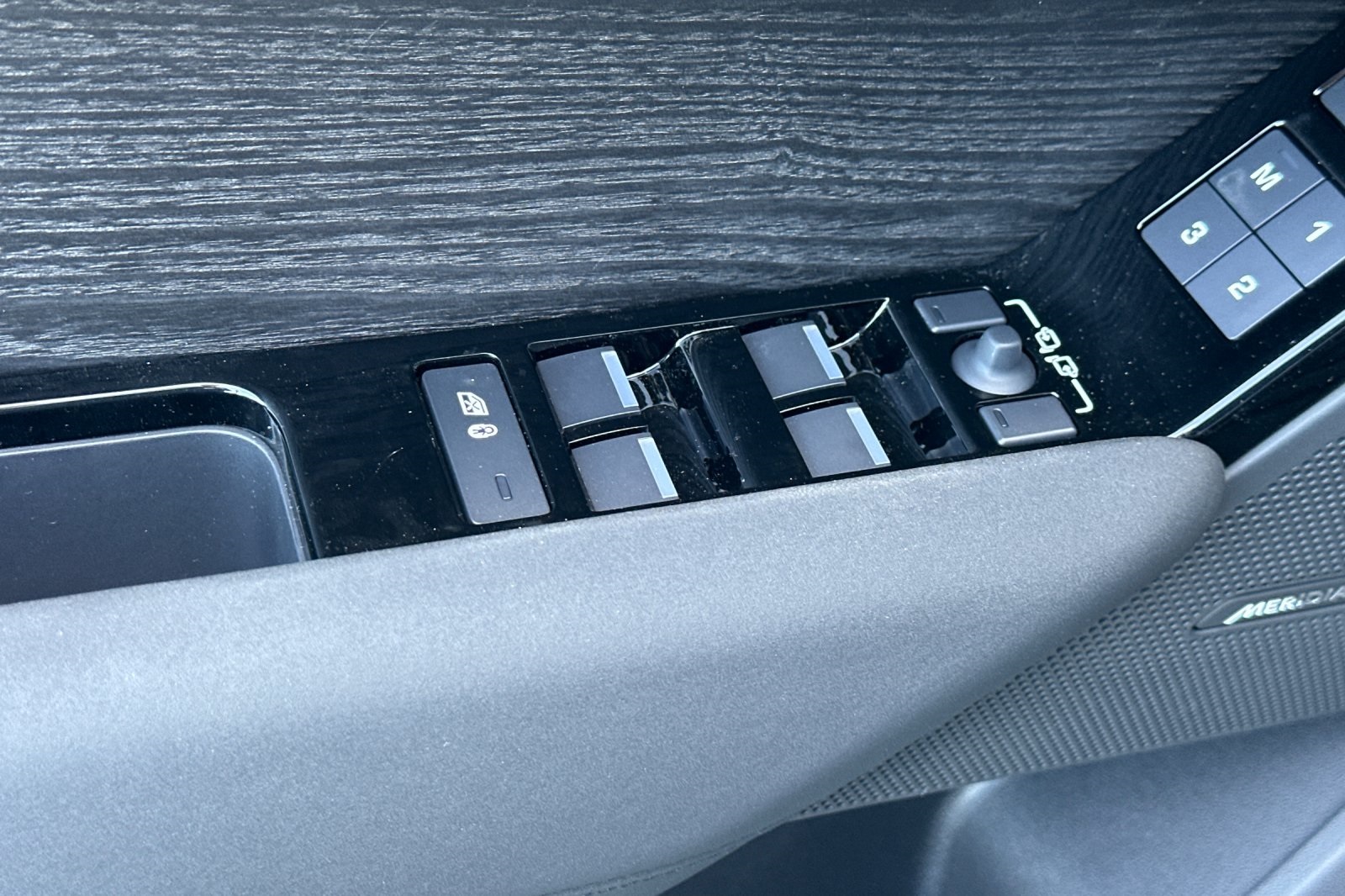 2025 Land Rover Range Rover Velar SE photo 11