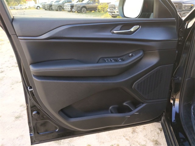 2025 Jeep Grand Cherokee Laredo photo 11