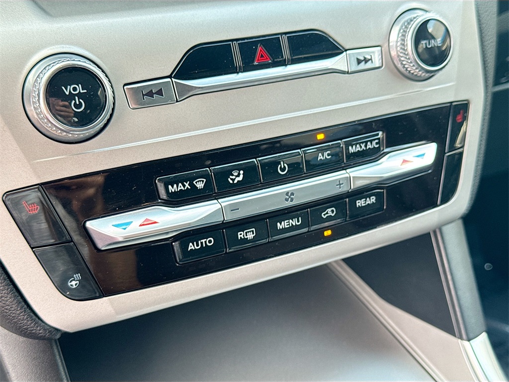 2023 Ford Explorer XLT photo 10