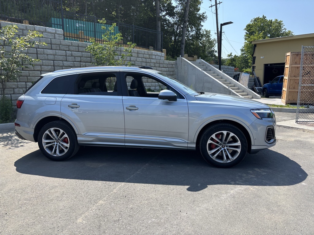 2025 Audi Q7 55 Premium Plus photo 4