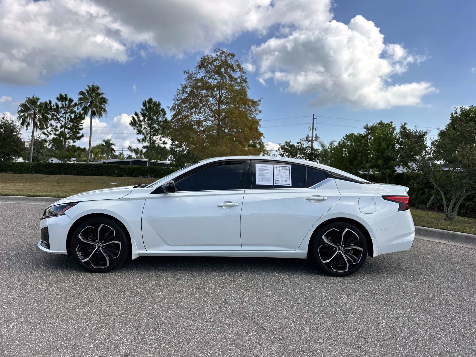 2023 Nissan Altima 2.5 SR photo 2