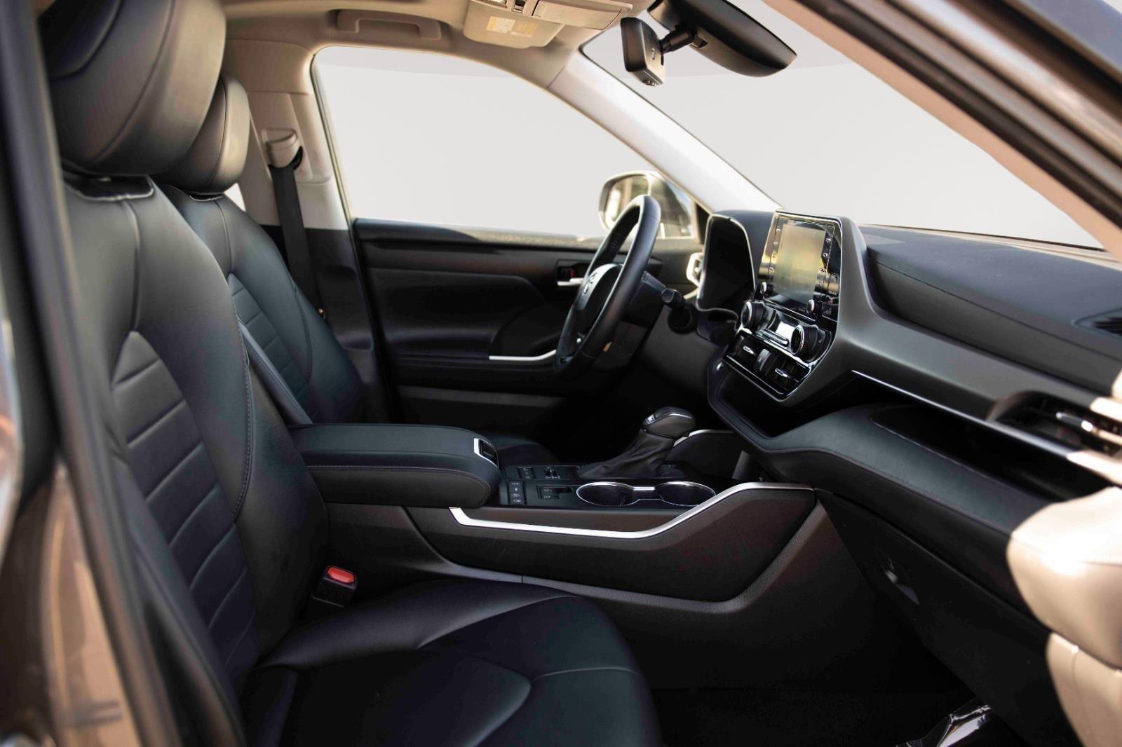 2021 Toyota Highlander XLE photo 15