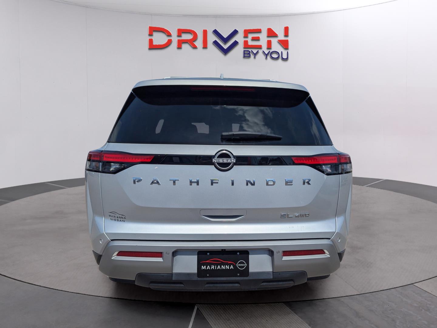 2023 Nissan Pathfinder SL photo 4