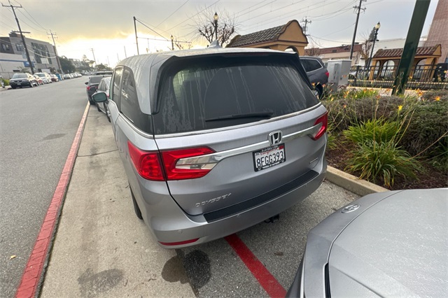 2018 Honda Odyssey Touring photo 2