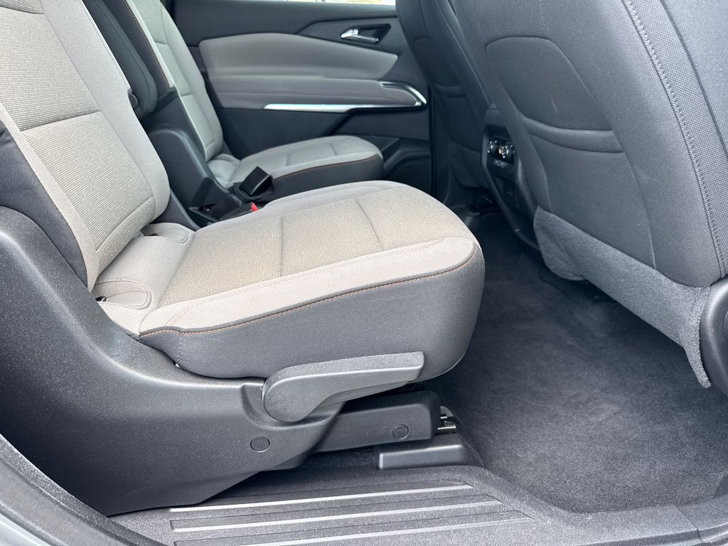 2025 Chevrolet Traverse photo 14