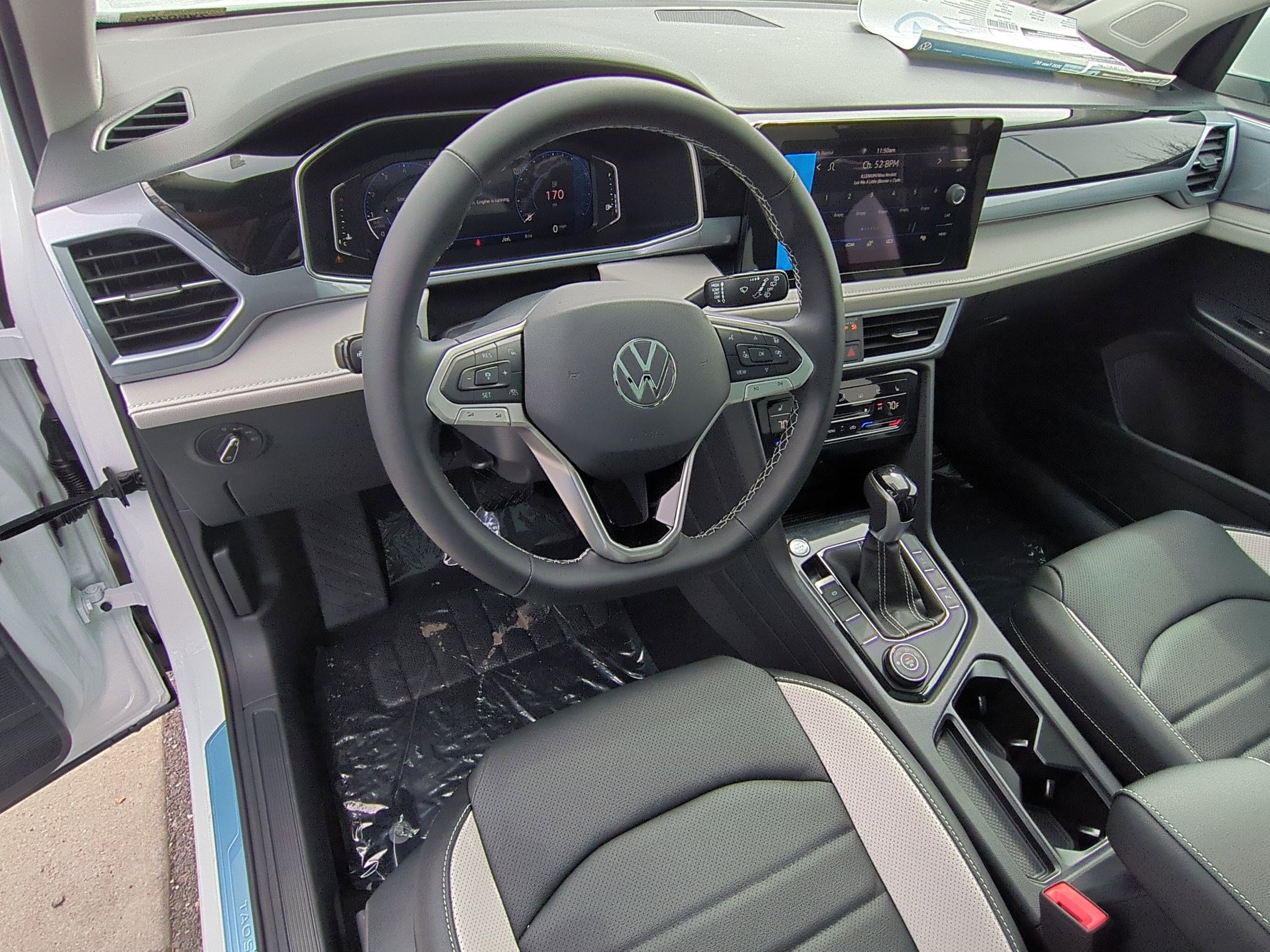 2025 Volkswagen Taos SEL photo 8