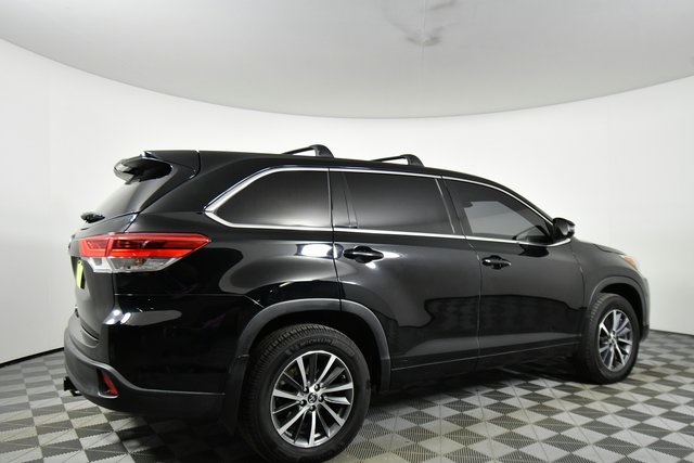 2017 Toyota Highlander LE photo 6