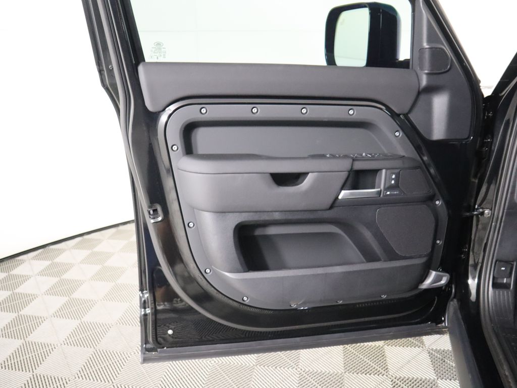 2025 Land Rover Defender 110 S photo 23
