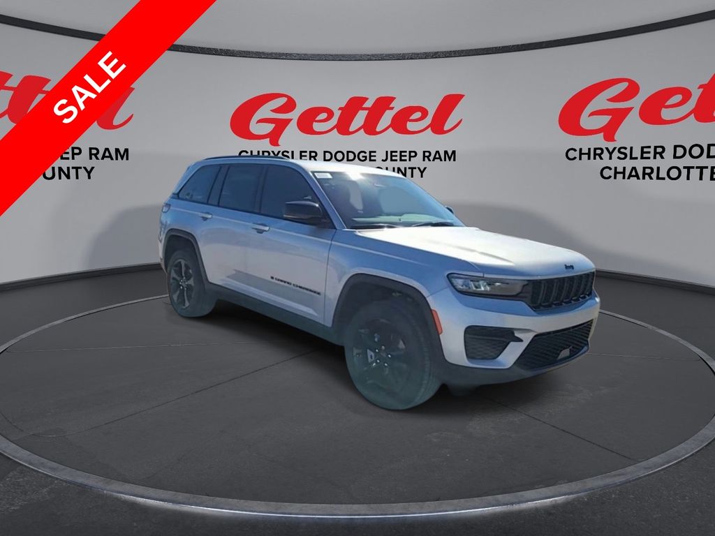 2025 Jeep Grand Cherokee Laredo Altitude photo 2