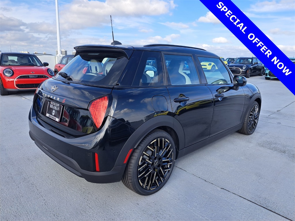2025 Mini Cooper 4 Door Hardtop Signature photo 3