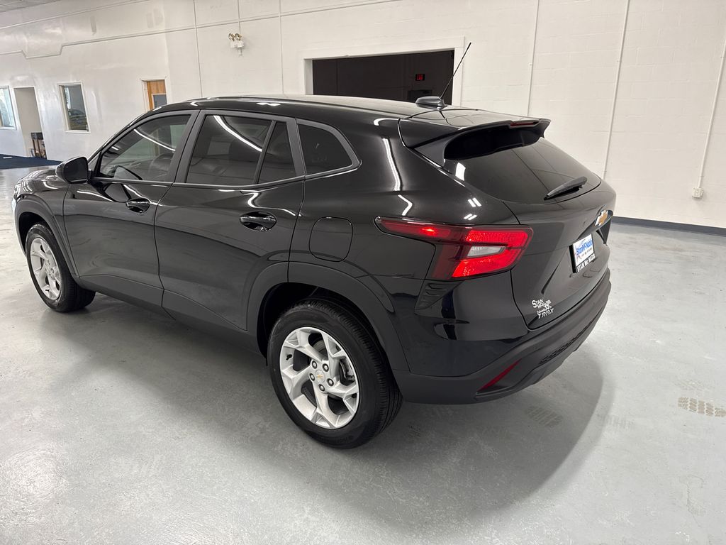 2025 Chevrolet Trax LS photo 5