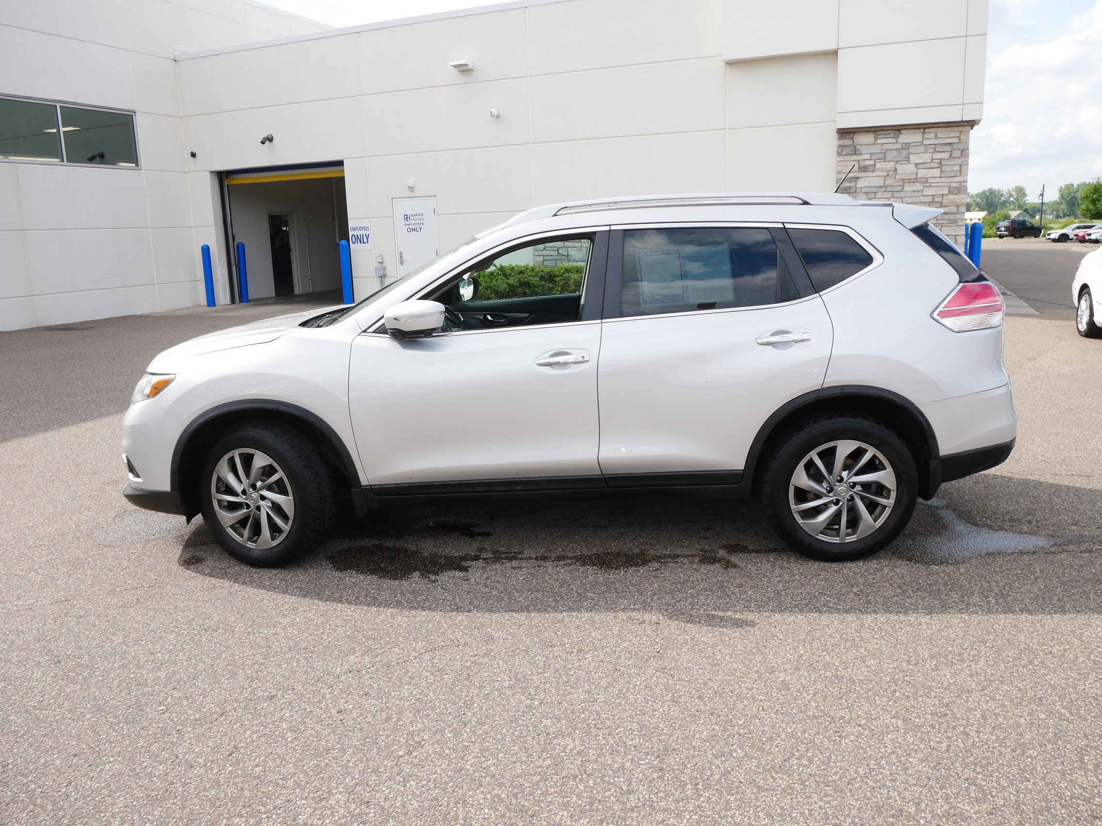 Used 2015 Nissan Rogue SL with VIN 5N1AT2MV1FC856844 for sale in Coon Rapids, Minnesota