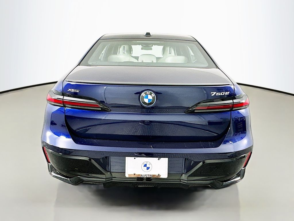 2026 Bmw 750e photo 6
