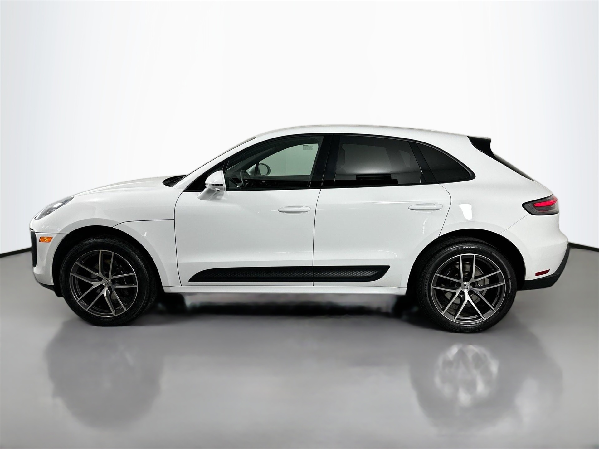 2023 Porsche Macan Base photo 2