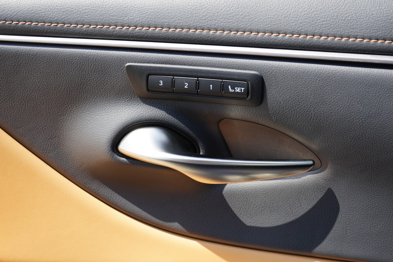 2025 Lexus ES 350 photo 21