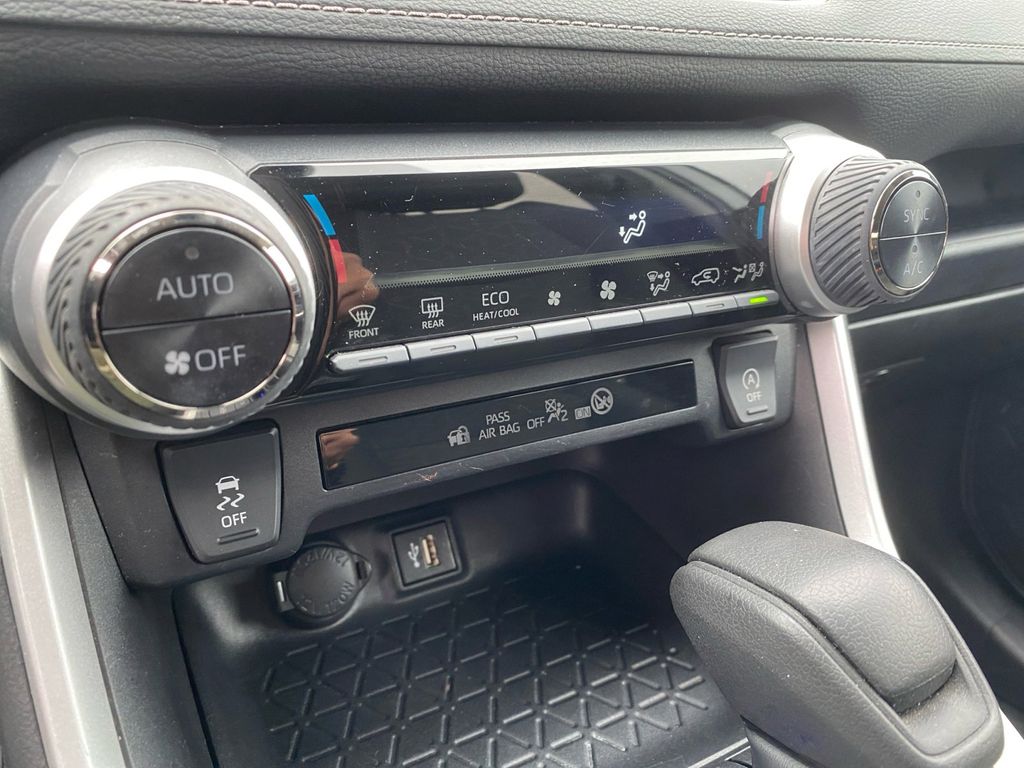 2024 Toyota RAV4 XLE photo 20