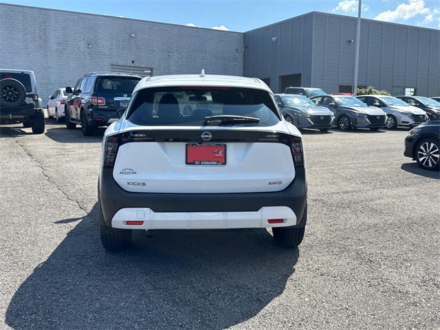 2025 Nissan Kicks S photo 4