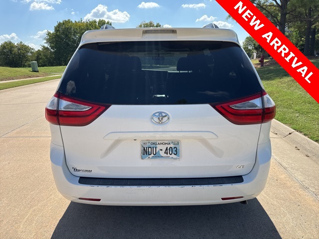 2015 Toyota Sienna LE photo 3