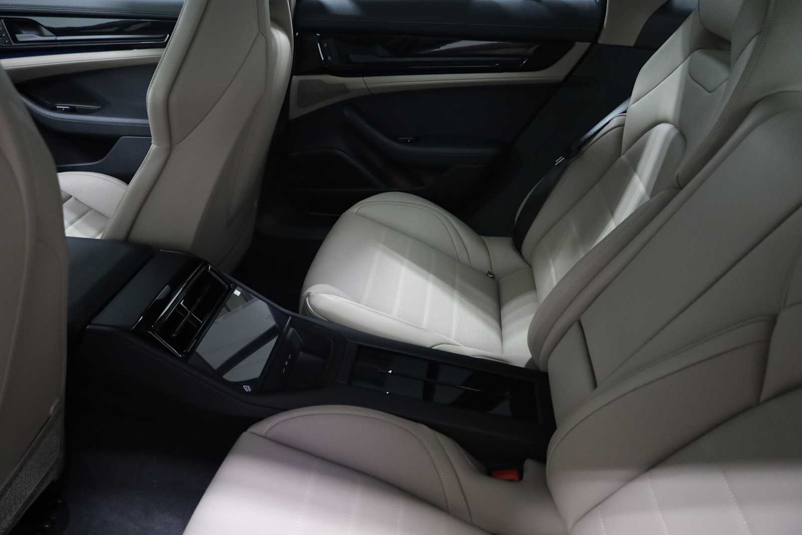 2025 Porsche Panamera 4 photo 28