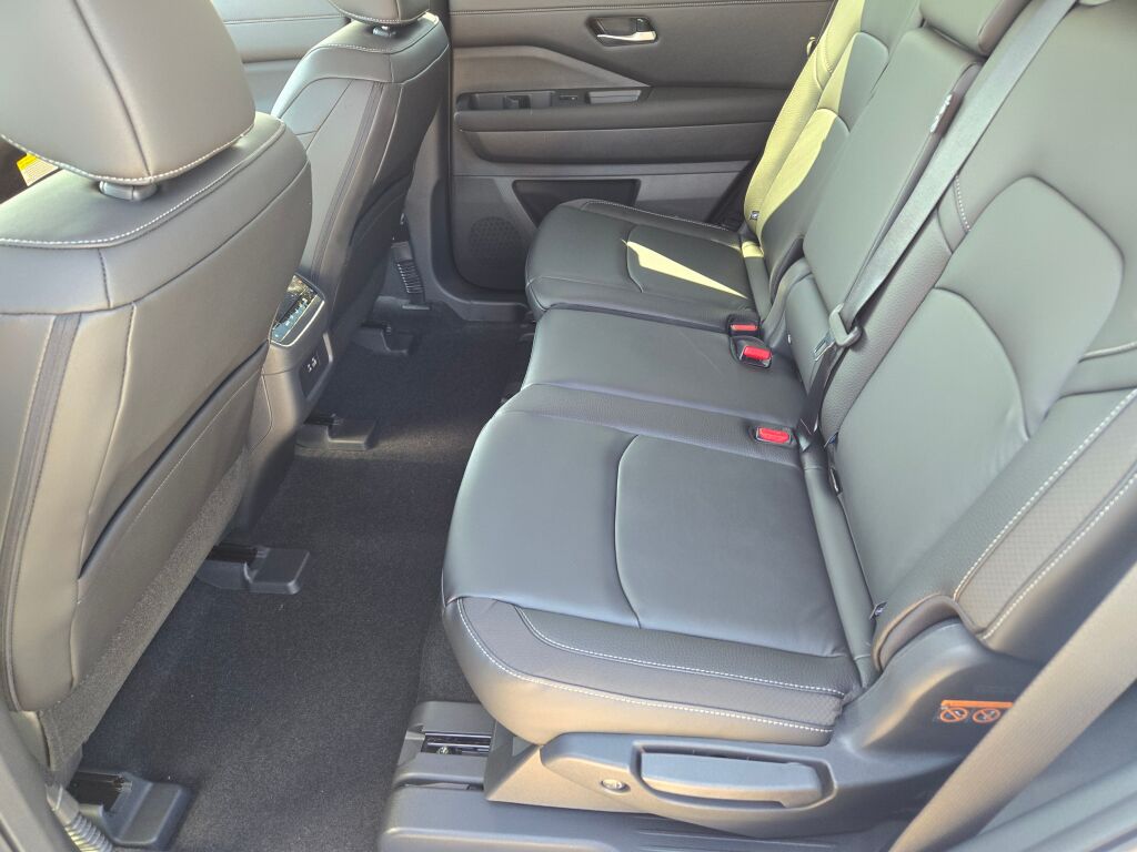 2025 Nissan Pathfinder SL photo 15