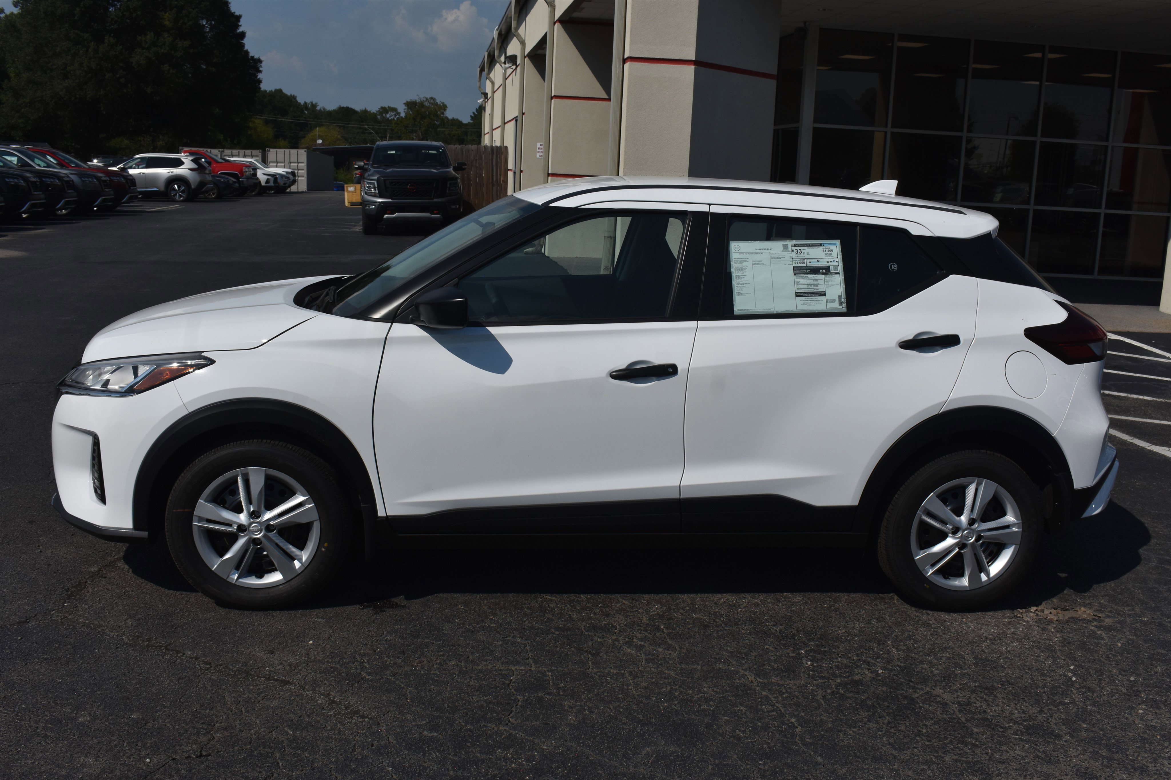 2025 Nissan Kicks Play S photo 2