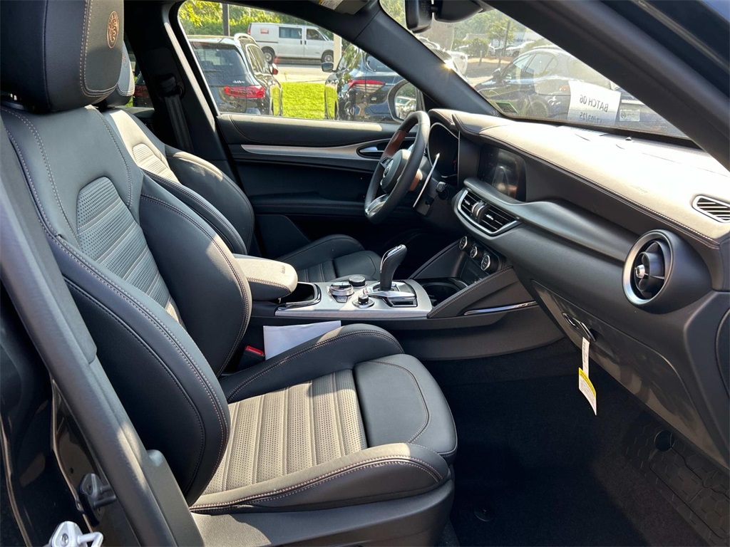 2025 Alfa Romeo Stelvio Sprint Base photo 15