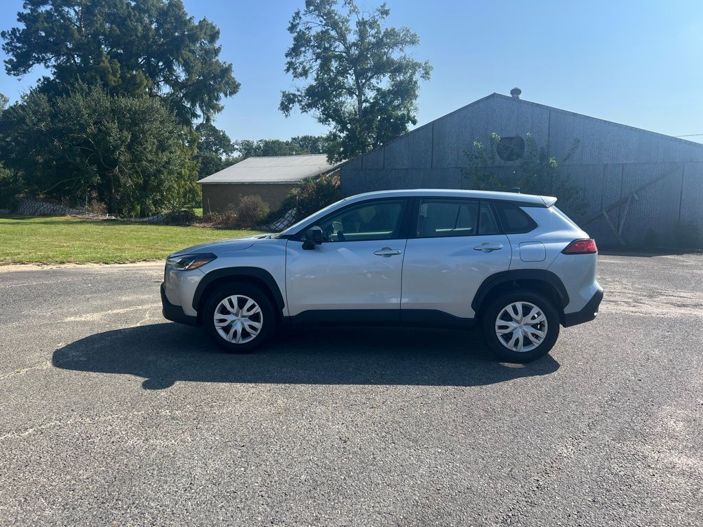 2024 Toyota Corolla Cross L photo 2