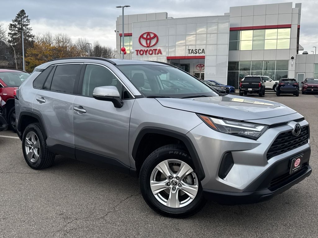 2022 Toyota RAV4 XLE's photo