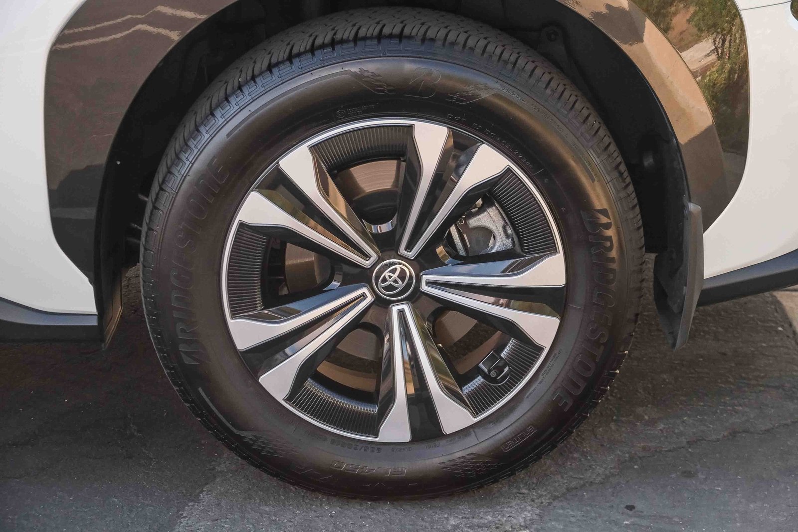 2024 Toyota bZ4X XLE photo 4