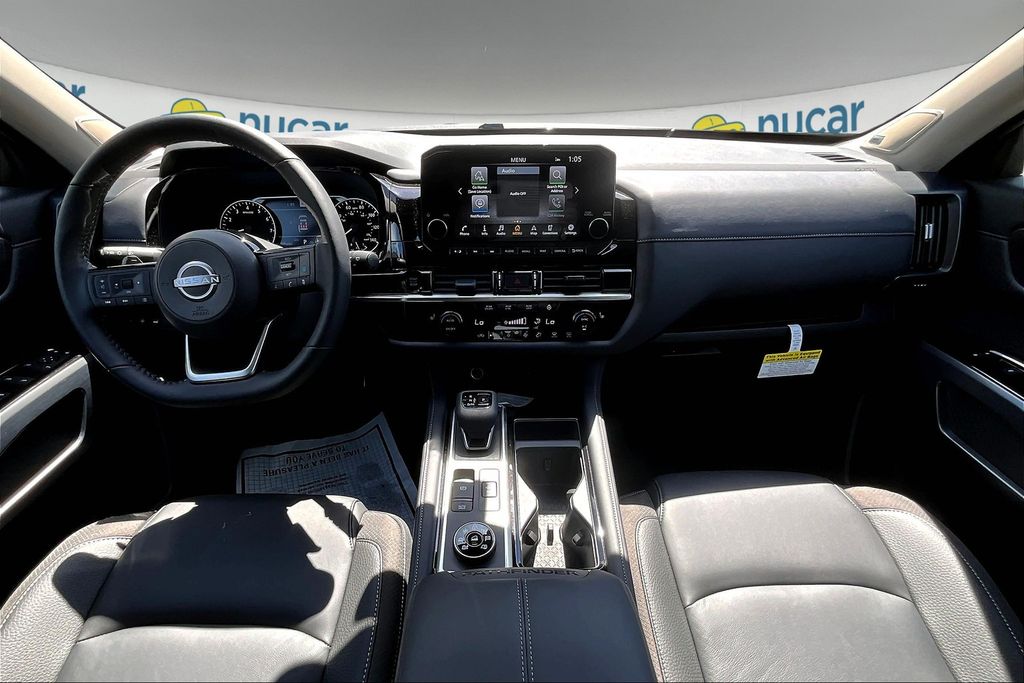 2025 Nissan Pathfinder SL photo 4