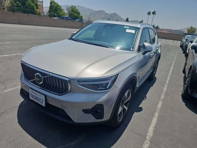 2025 Volvo XC40 Plus