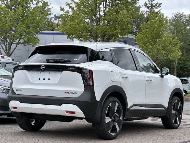 2025 Nissan Kicks SR photo 2