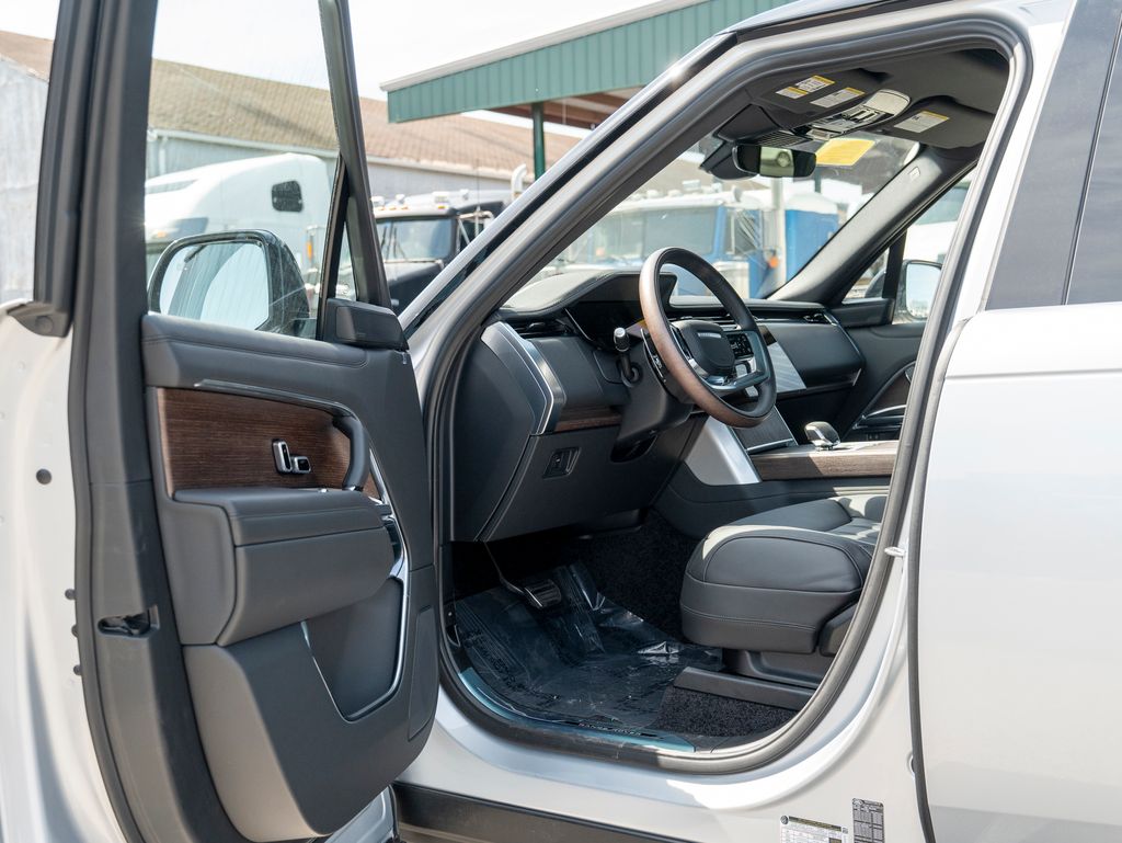 2025 Land Rover Range Rover SE photo 10