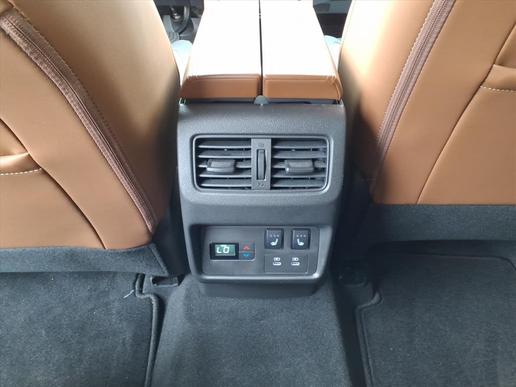 2024 Nissan Rogue Platinum photo 7