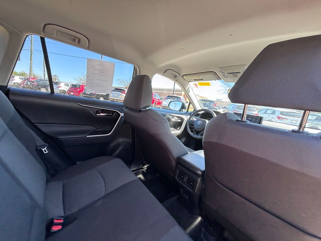 2022 Toyota RAV4 XLE photo 17