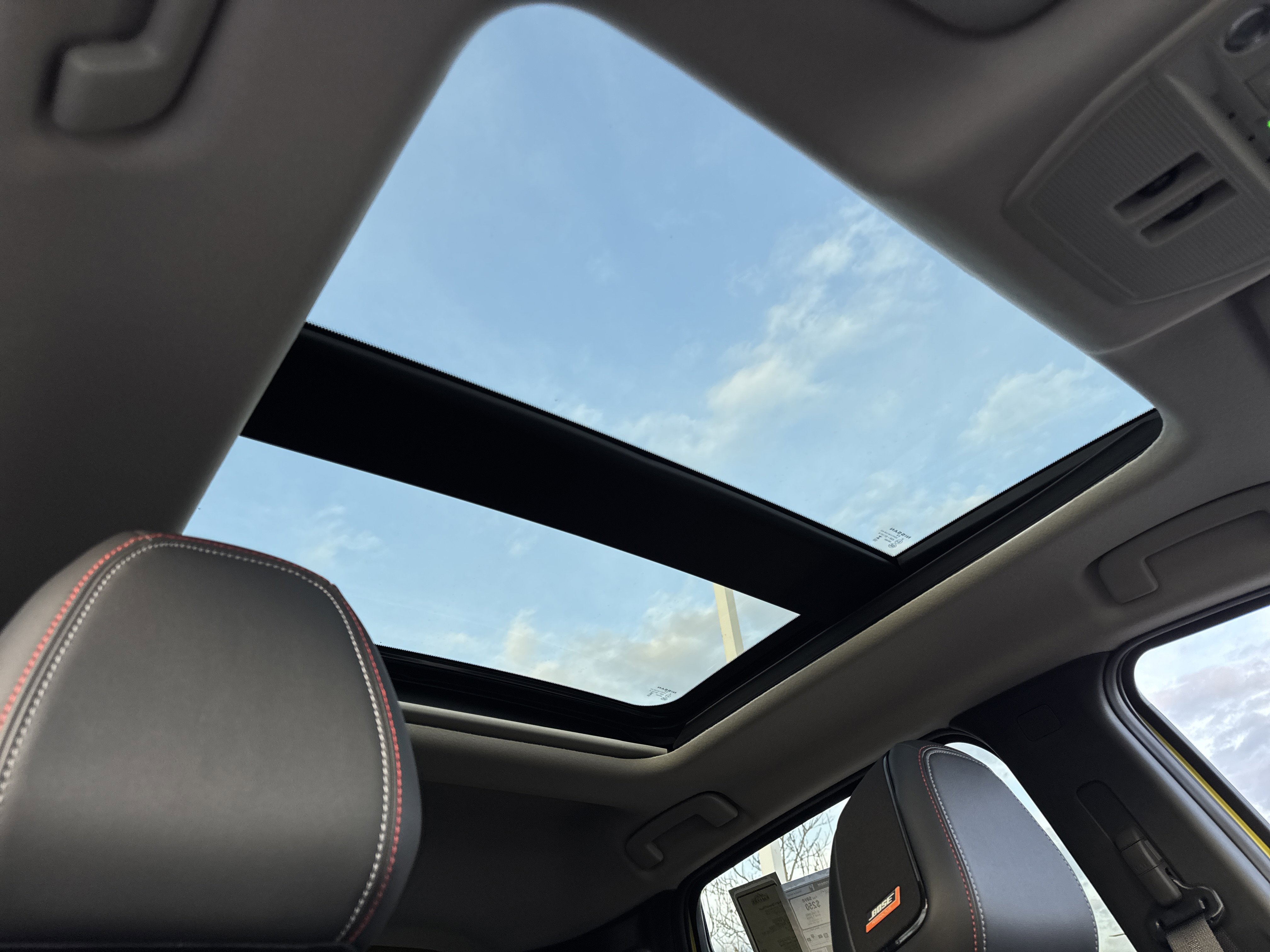 2026 Nissan Kicks SR photo 2