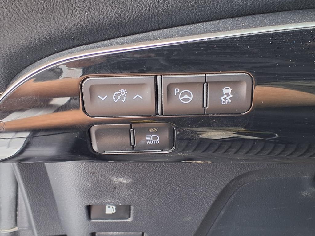 2022 Toyota Prius XLE photo 16